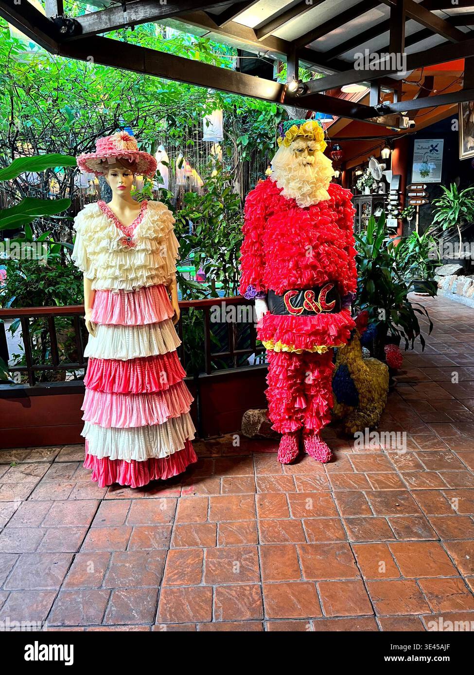 Noël Père Noël et Mme Claus Art mannequins fabriqués à partir de préservatifs à Bangkok - Image de stock capturée avec un smartphone