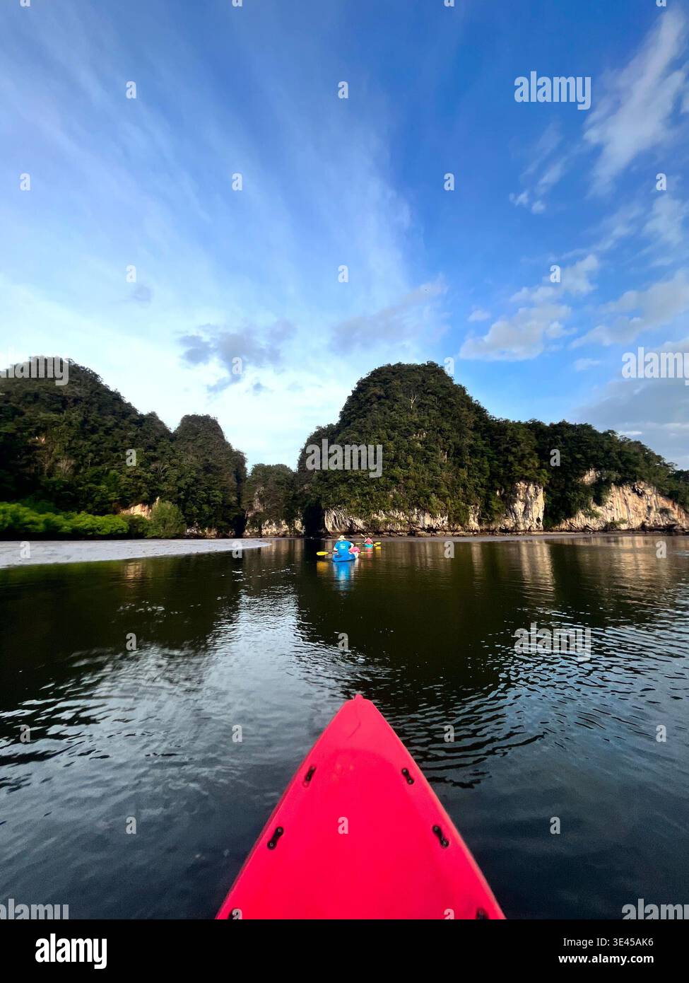 Kayak à travers le paysage karstique calcaire sur Calm Green Water à Krabi Thaïlande - Image de stock capturée avec un smartphone