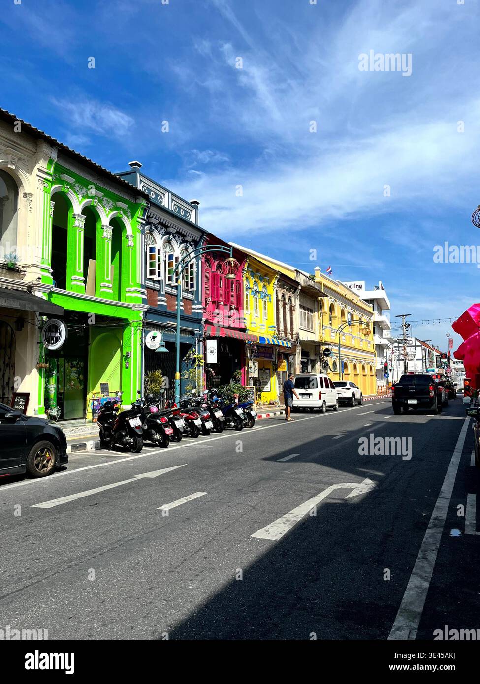 Rangée de shophouses sino-portugaises colorées sur la rue dans la vieille ville de Phuket en Thaïlande - Image de stock capturée avec un smartphone