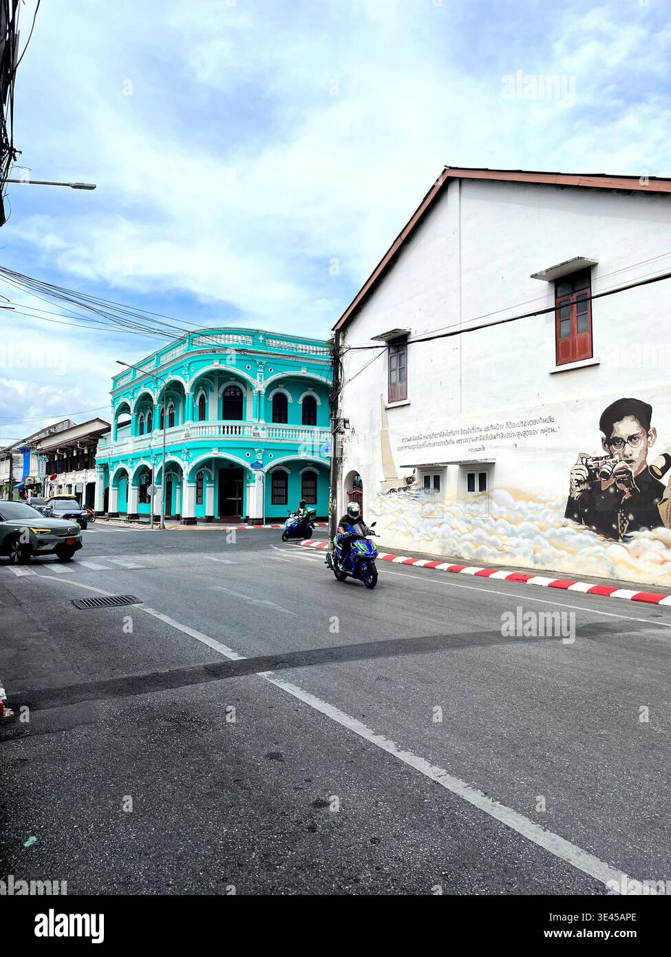 Turquoise Sino-Portugais bâtiment colonial avec mur de rue dans la vieille ville de Phuket - Image de stock capturée avec un smartphone