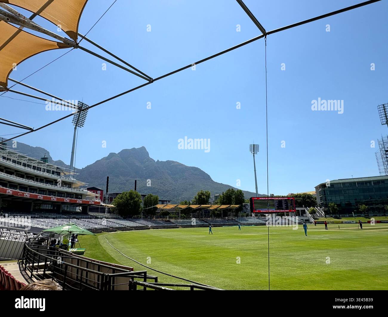 Match de cricket au Newlands Stadium avec table Mountain en toile de fond Cape Town Afrique du Sud Banque D'Images