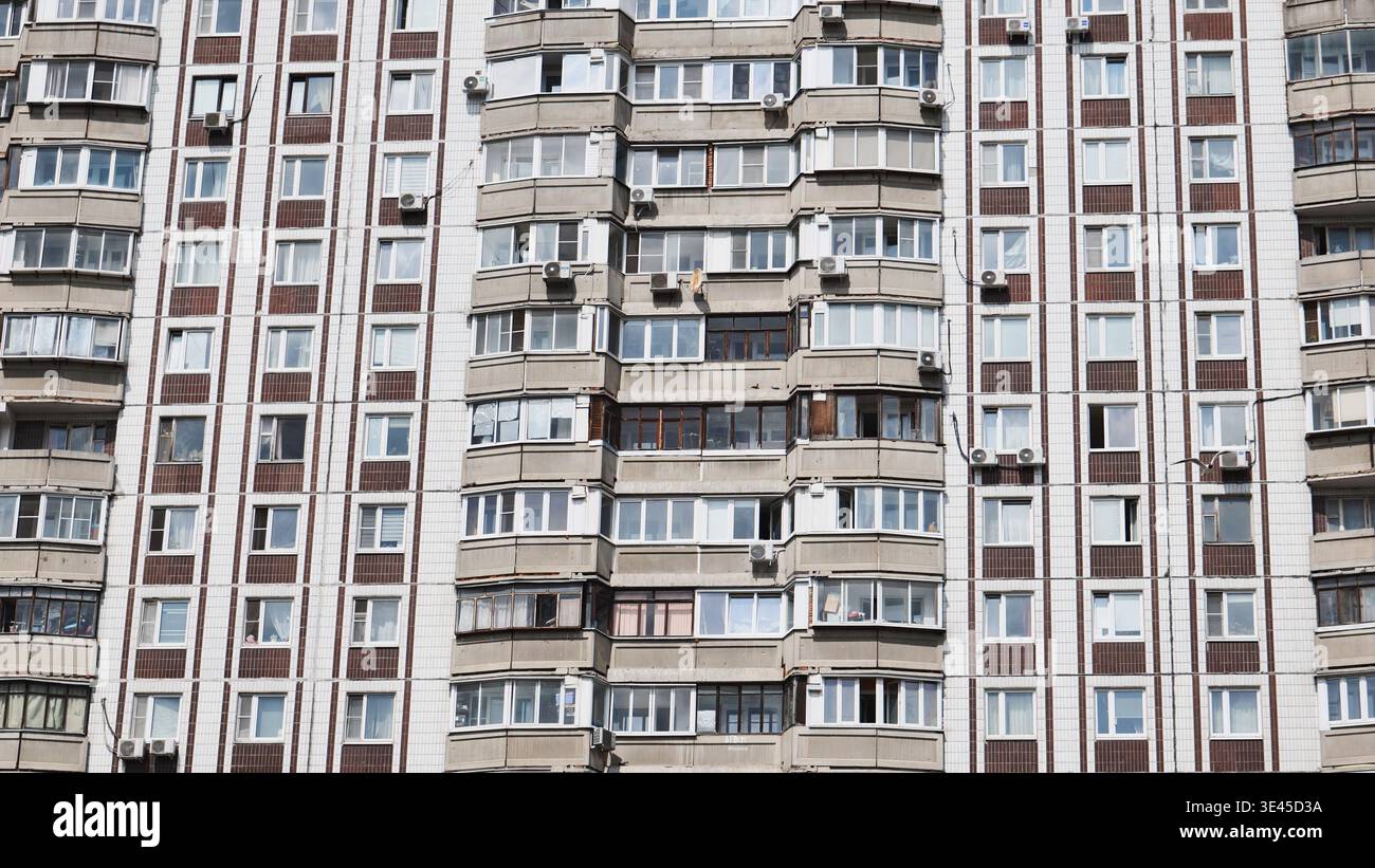 Façade d'un immeuble résidentiel montrant balcons et climatiseurs Banque D'Images
