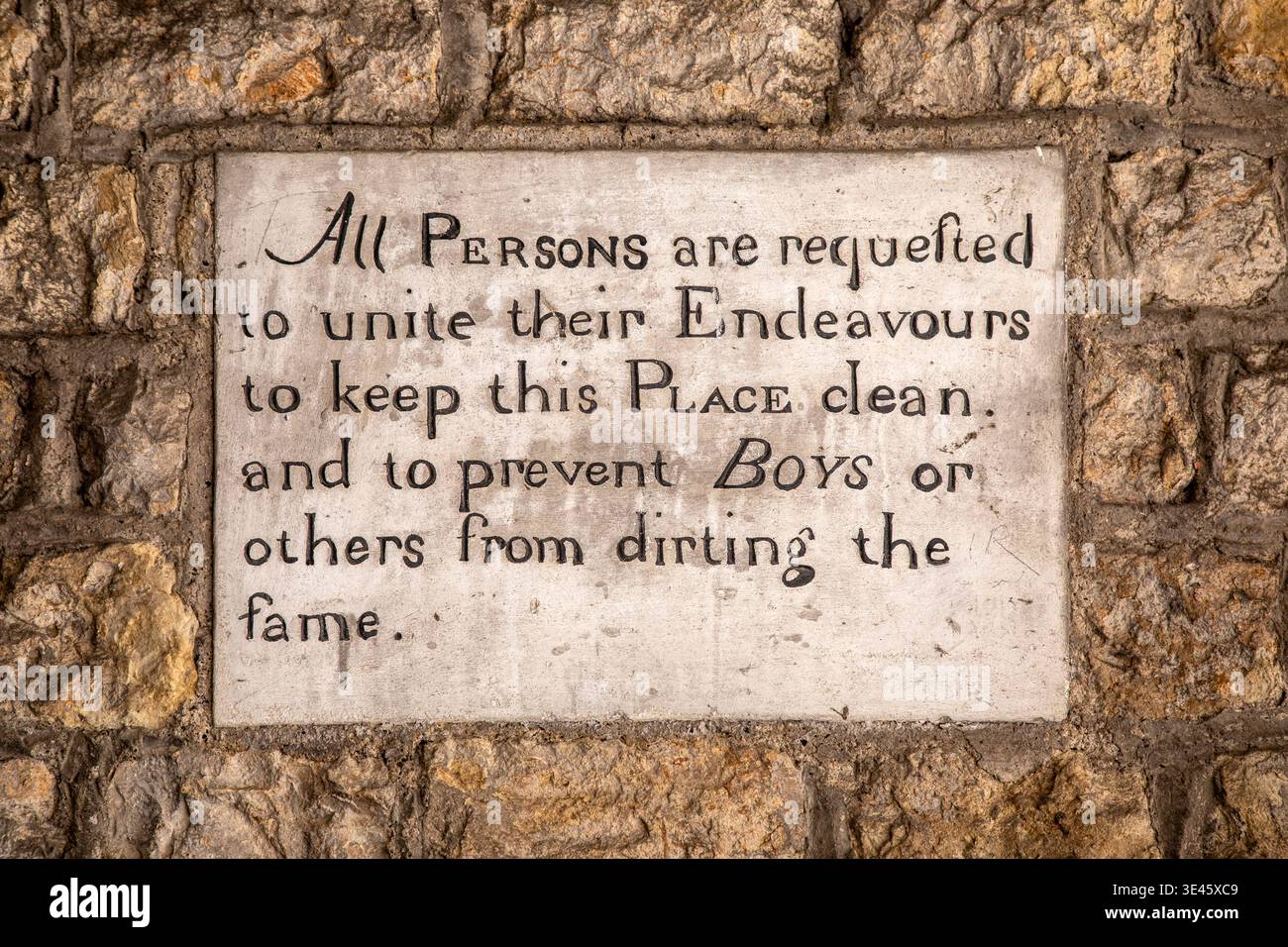 Un panneau en vieil anglais sur un mur à Hythe, Kent, Royaume-Uni Banque D'Images