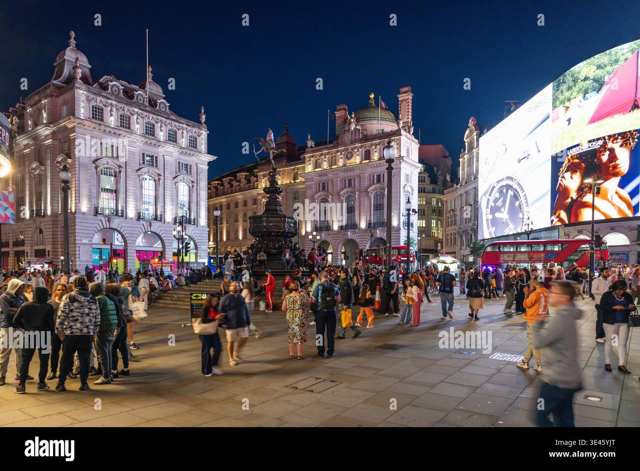 Panneaux d'affichage illuminés et foules animées à Piccadilly Circus. Londres, Royaume-Uni, 30 juillet 2023 Banque D'Images