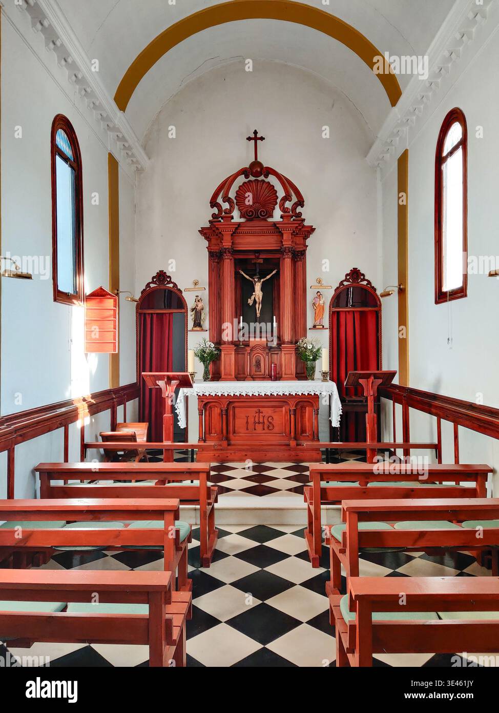 Torrevieja, Espagne - 15 janvier 2026 : L'image capture l'intérieur serein d'une église ou d'une chapelle pittoresque, regardant directement vers l'autel depuis le Banque D'Images