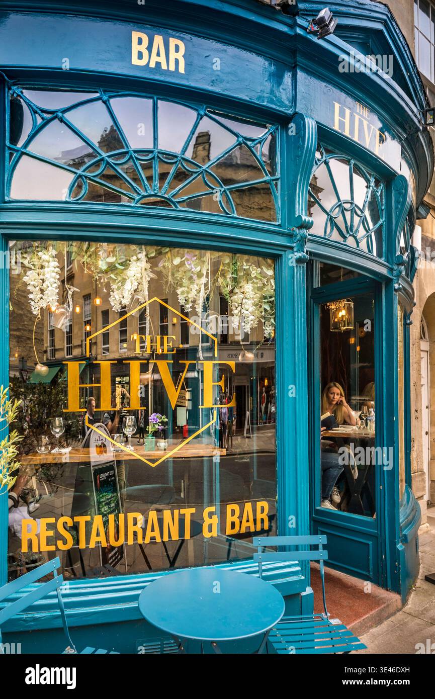 Royaume-Uni, comté de Somerset, Bath, un site du patrimoine mondial de l'UNESCO, façade rotonde d'un bar-restaurant dans le centre historique Banque D'Images