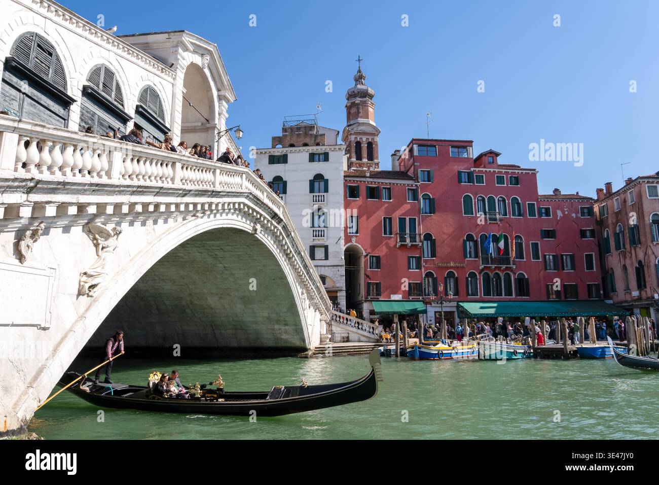 Pont du Rialto (Ponte di Rialto), télécabine sur le canal Grande et belles maisons vénitiennes le long du canal, Venise, Italie Banque D'Images