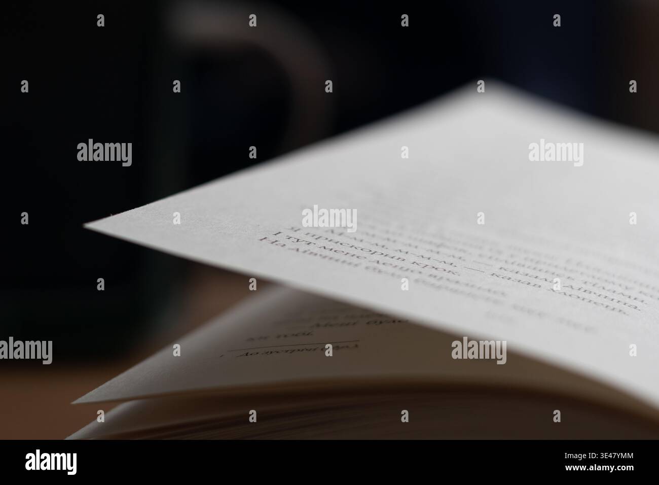 Elégante capture d'image d'une page de livre aux contours nets avec des effets d'ombre et d'éclairage spectaculaires Banque D'Images