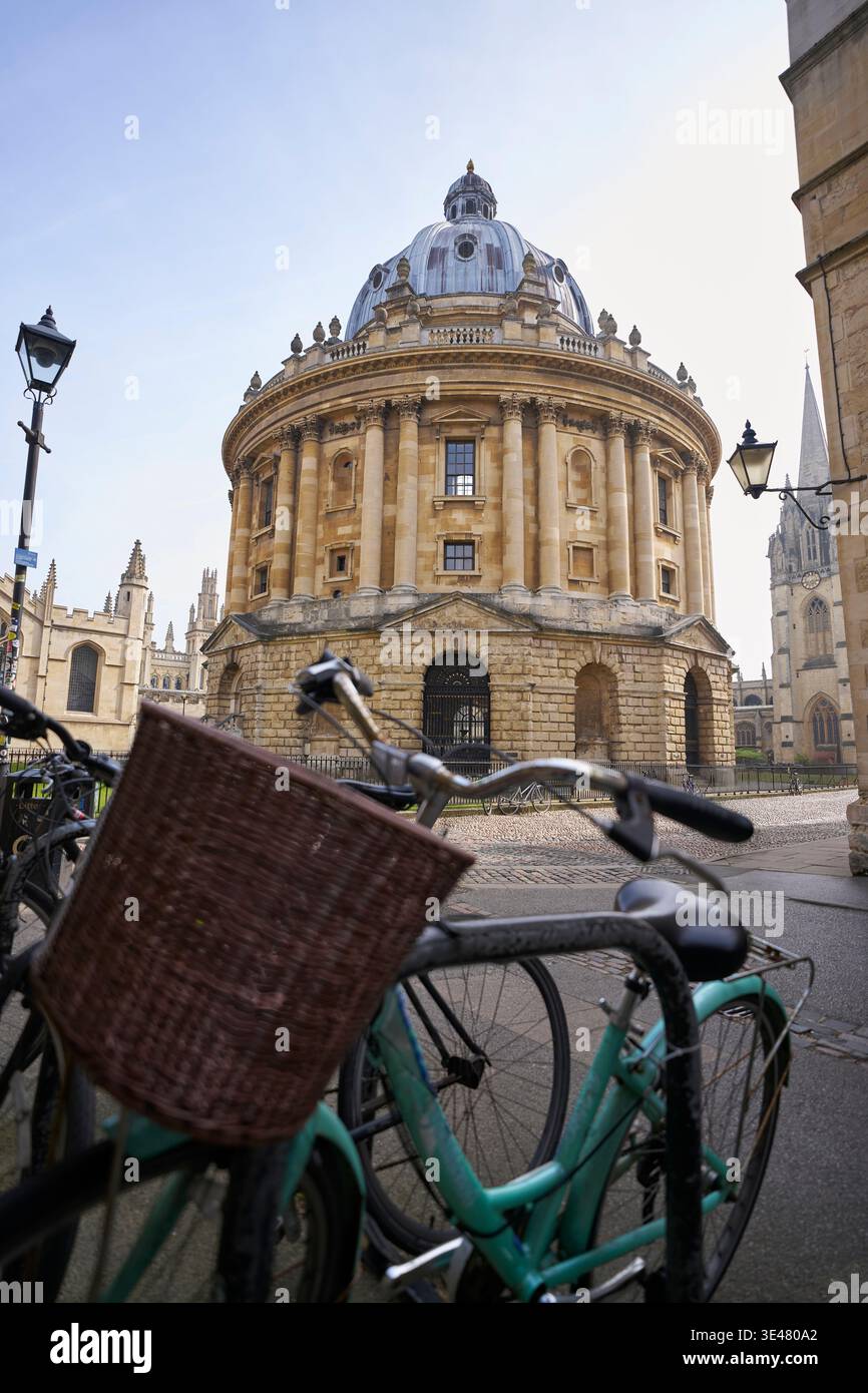 Radcliffe Square avec Radcliffe Camera, l'église universitaire de Saint Mary la Vierge et All Souls College, vélos en avant-plan I, Oxford Royaume-Uni Banque D'Images