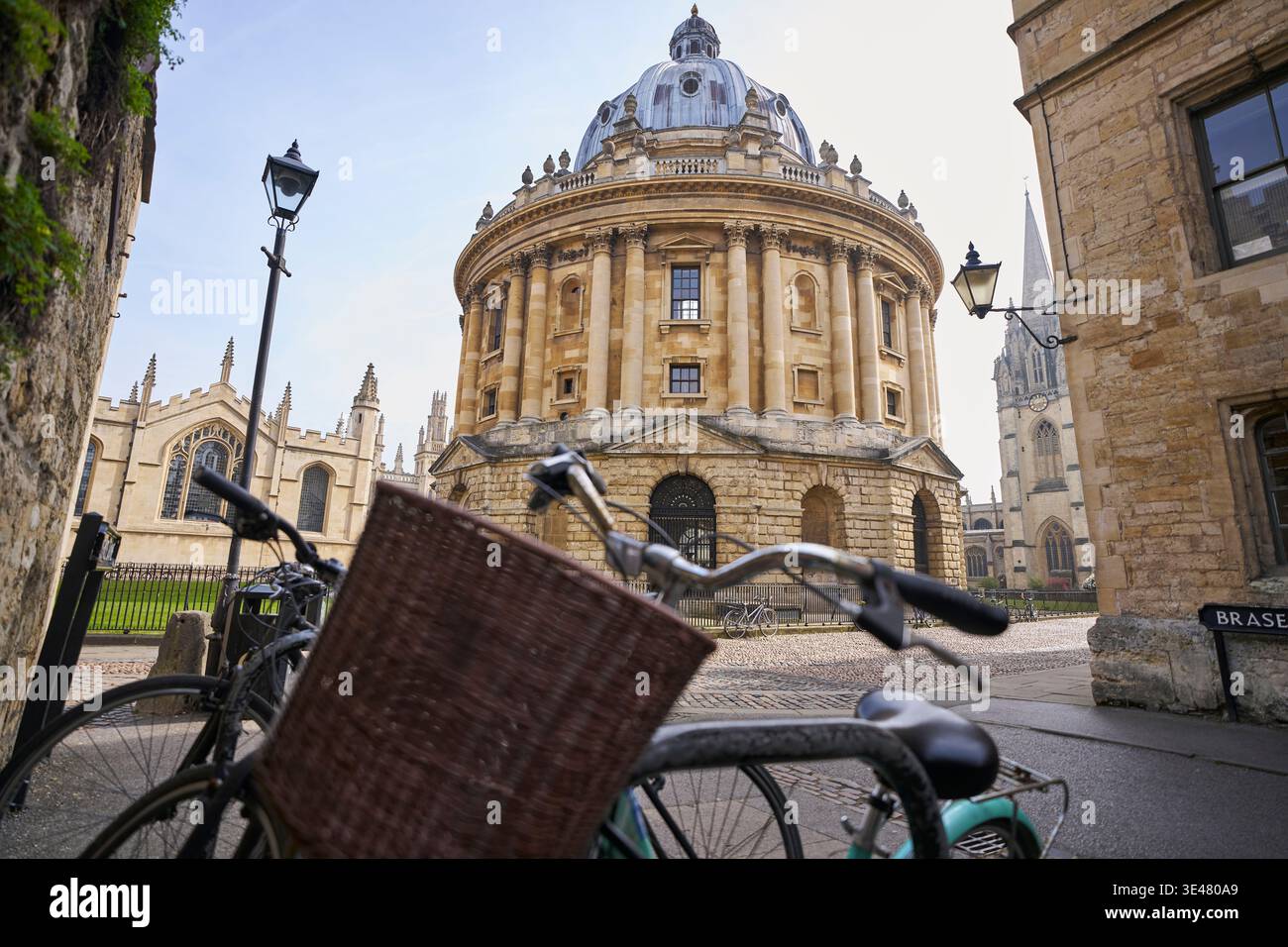 Radcliffe Square avec Radcliffe Camera, l'église universitaire de Saint Mary la Vierge et All Souls College, vélos en avant-plan I, Oxford Royaume-Uni Banque D'Images