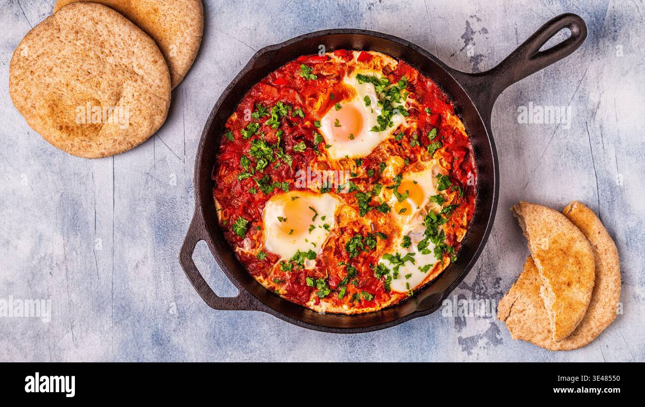 Shakshuka dans une poêle. Oeufs pochés au Spicy Tomato sauce au piment. Banque D'Images
