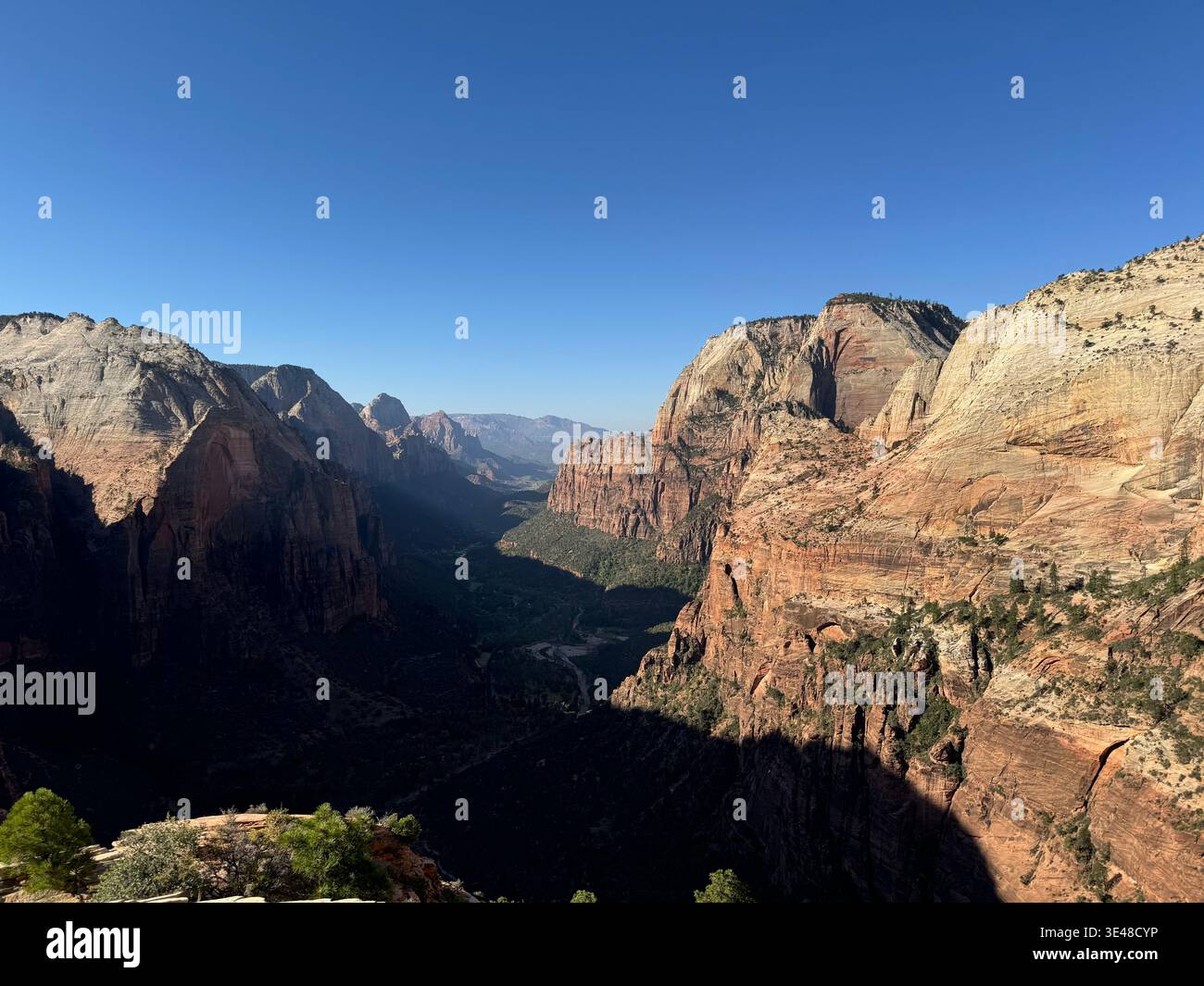 Vue panoramique de Zion Canyon avec ses imposantes falaises de roche rouge et sa route sinueuse en contrebas, parc national de Zion, Utah, États-Unis. - Image de stock capturée avec un smartphone
