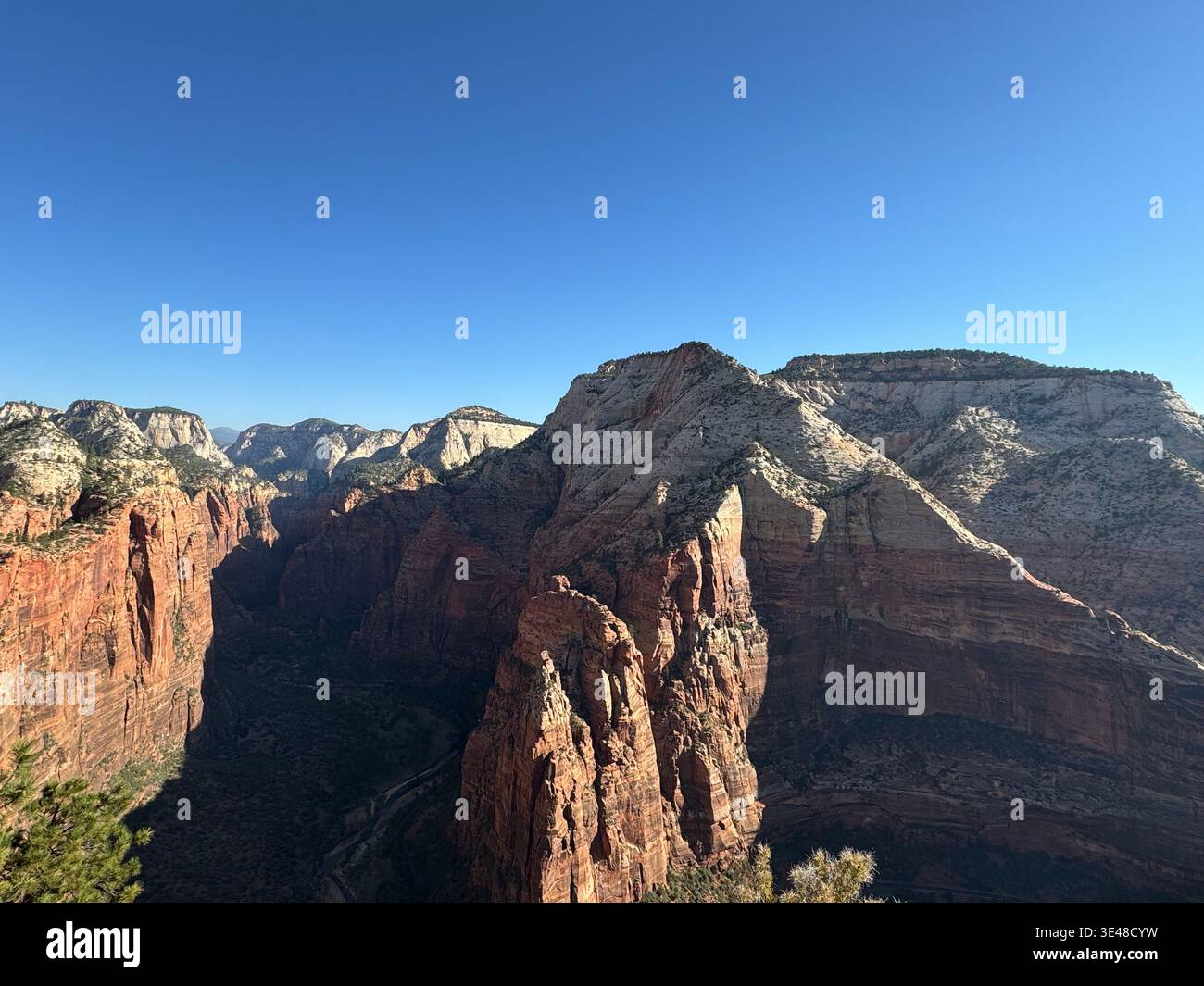 Vue panoramique de Zion Canyon avec ses imposantes falaises de roche rouge et sa route sinueuse en contrebas, parc national de Zion, Utah, États-Unis. - Image de stock capturée avec un smartphone