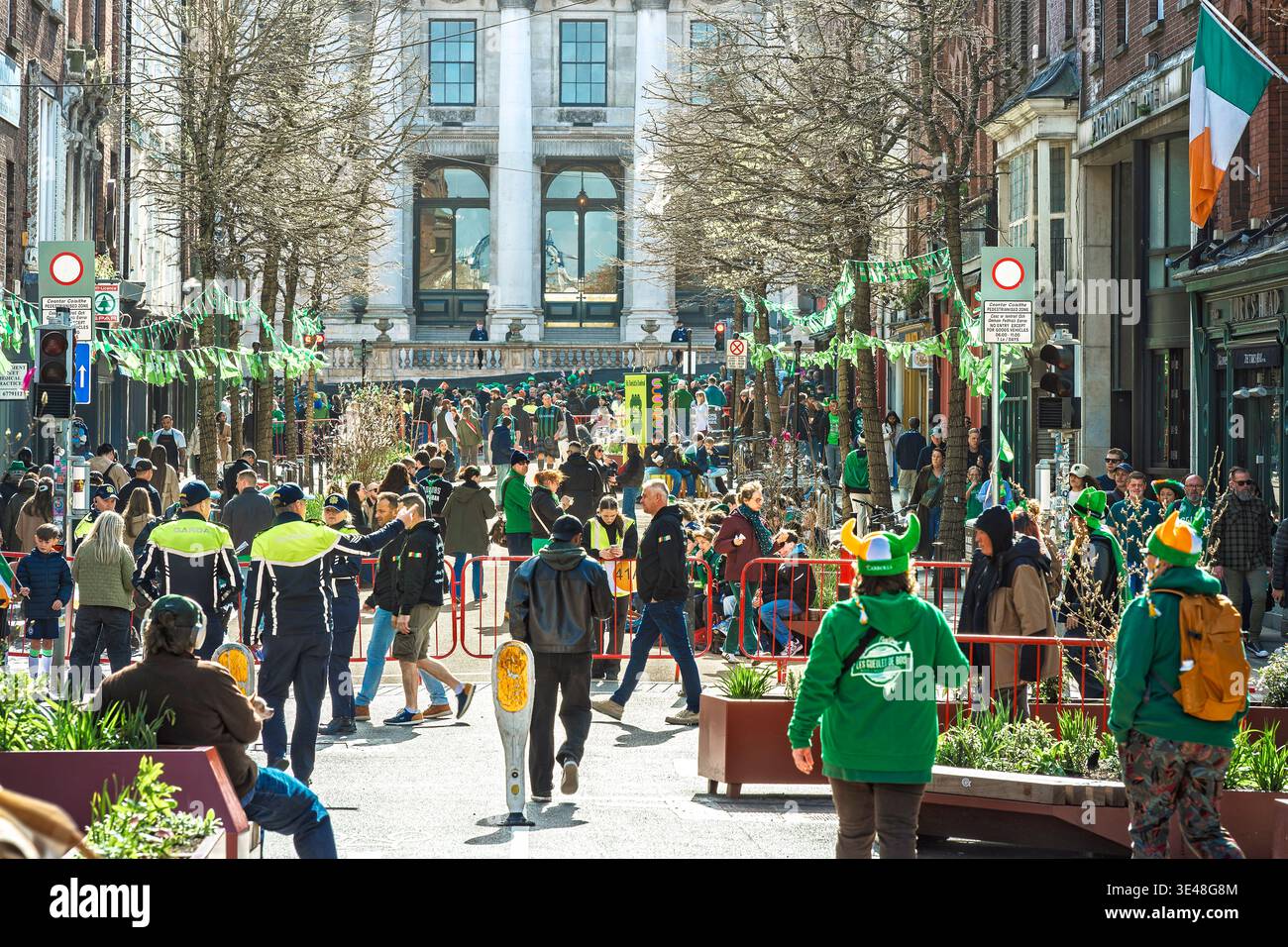Foules festives et police de la Garda sur Parliament Street pendant le festival de la St Patrick dans le centre-ville de Dublin, Irlande. Banque D'Images