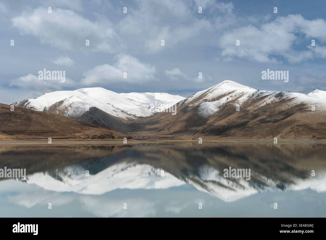 chaîne de montagnes enneigées avec reflet dans l'eau Banque D'Images