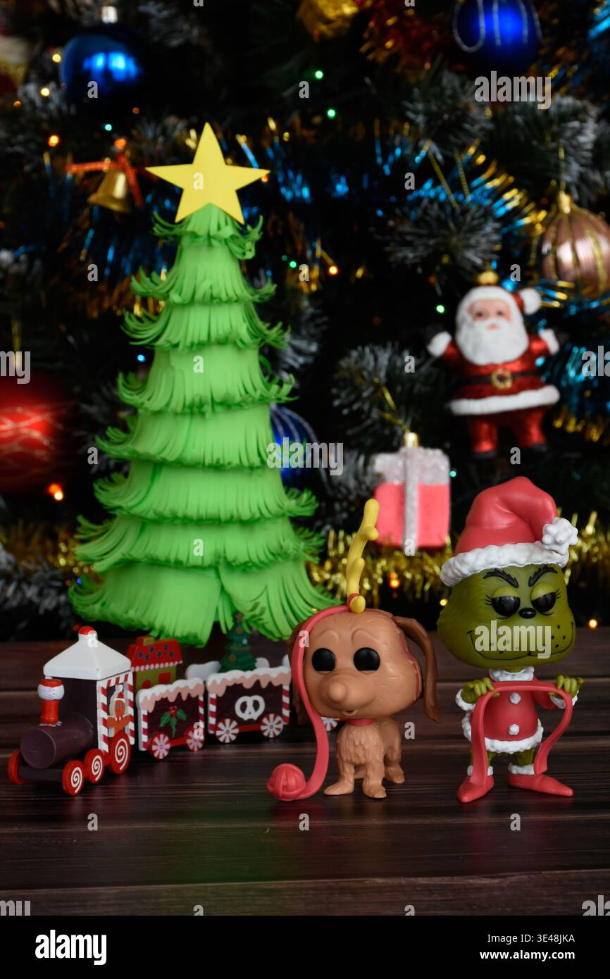 Funko Pop figurines de Grinch et Max du livre How the Grinch Stole Christmas. Arbre de Noël en papier fait à la main, petit train en bois, ornements. Banque D'Images