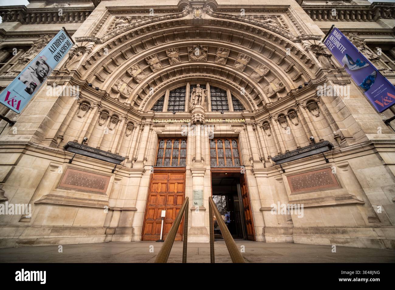 LONDRES - 11 FÉVRIER 2026 : entrée principale du Victoria and Albert Museum Cromwell Road South Kensington Banque D'Images