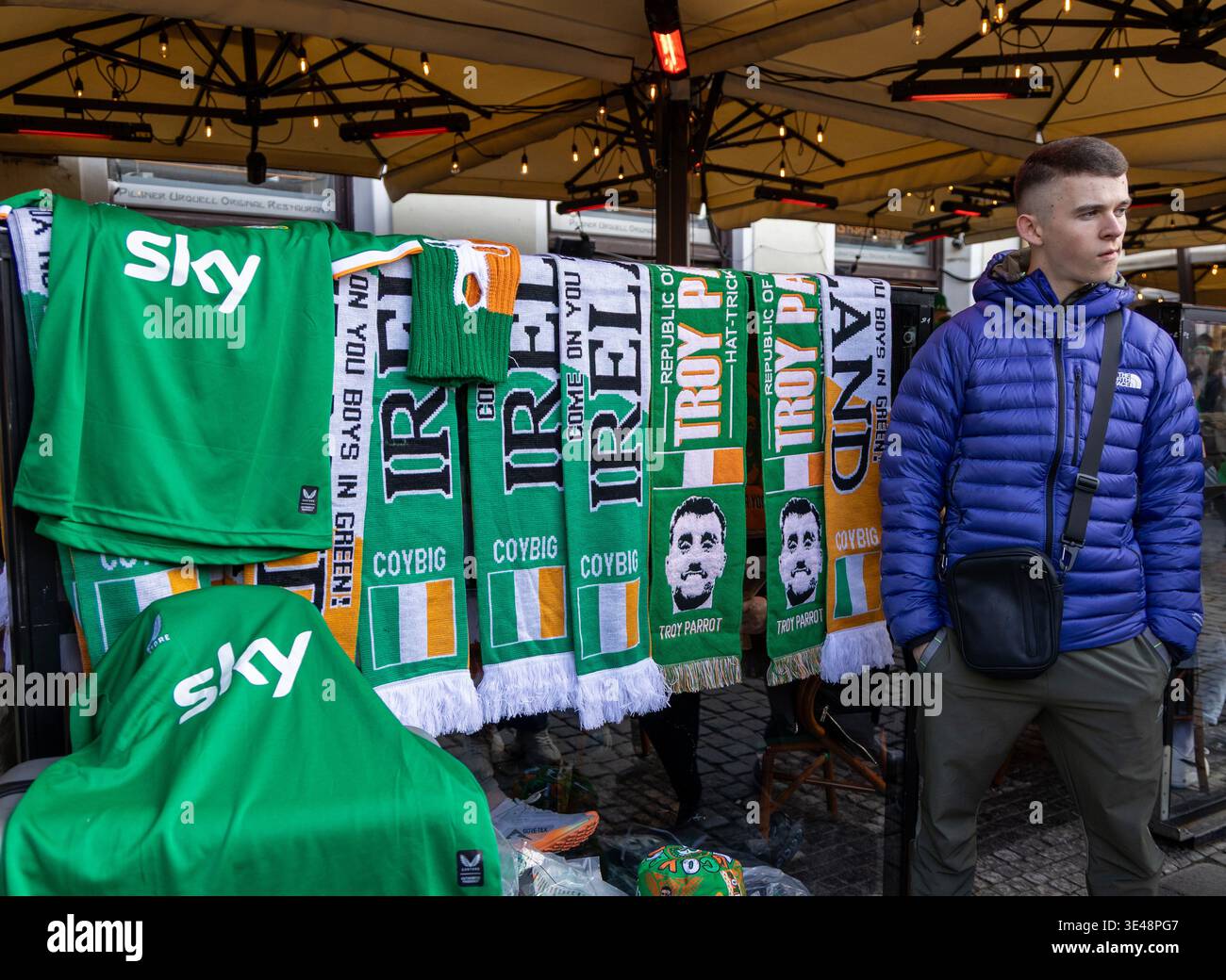 Prague, République tchèque. 26 mars 2026. Maillots et foulards pour les fans irlandais offerts sur la place de la vieille ville, où les fans se sont rassemblés avant la demi-finale des éliminatoires de qualification de la Coupe du monde contre la République tchèque à Prague, République tchèque, le 26 mars 2026. Crédit : Lukas Sacher/CTK photo/Alamy Live News Banque D'Images