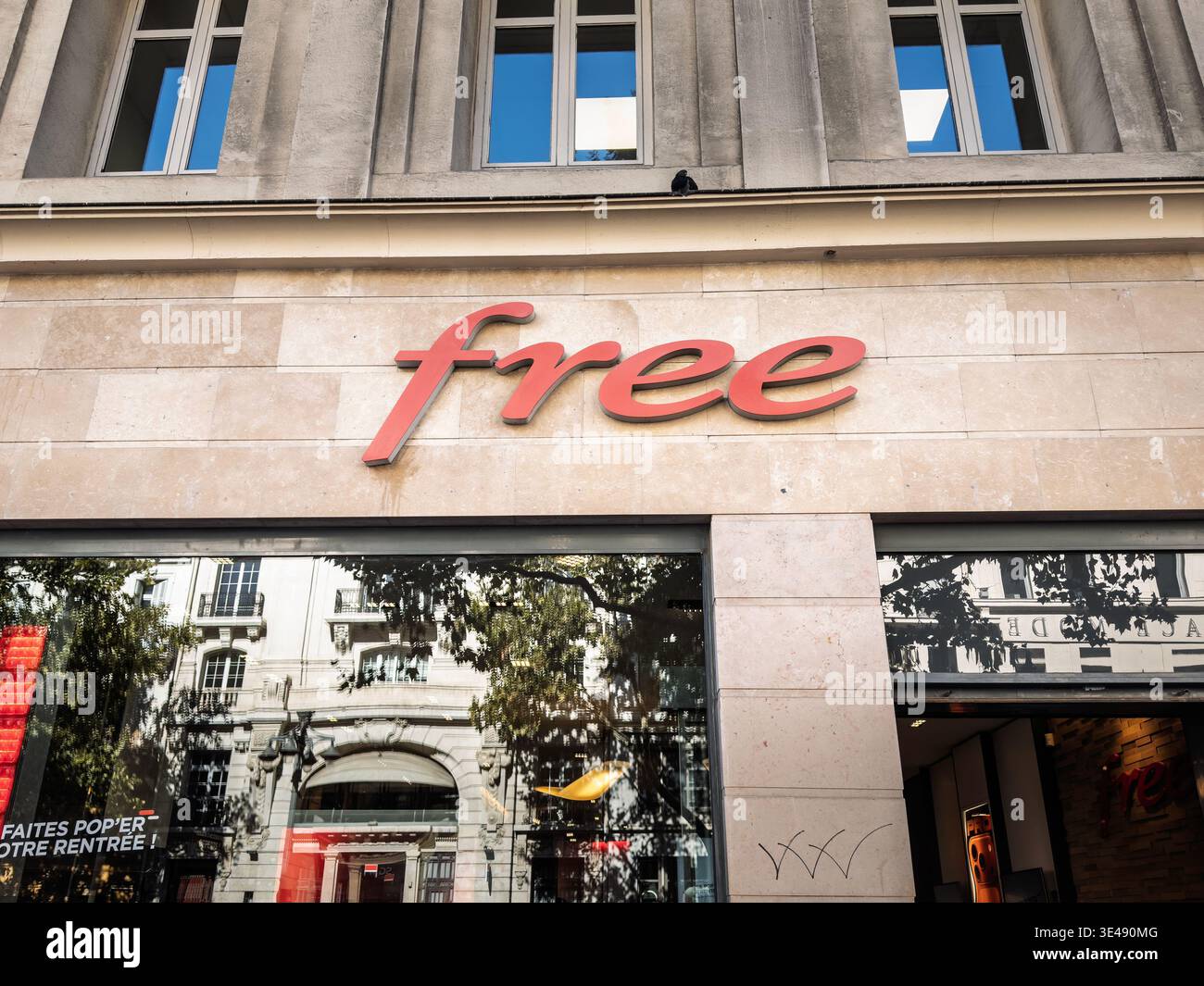 MARSEILLE, FRANCE - 29 SEPTEMBRE 2025 : logo gratuit sur la façade d'un magasin à Marseille, Free est un opérateur de télécommunications français et un service internet provi Banque D'Images