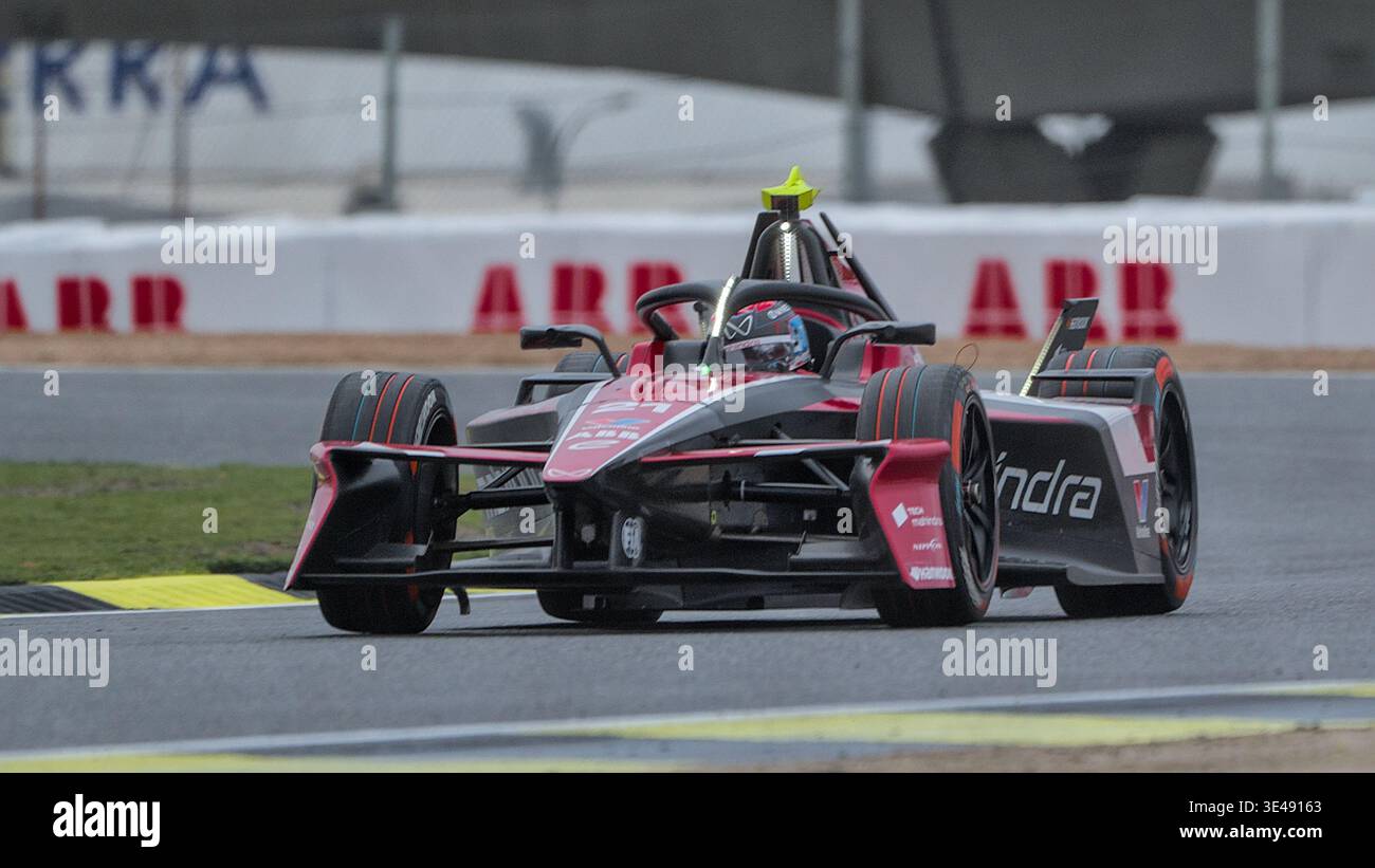 MADRID, ESPAGNE : Nyck de Vries (NLD) au volant de la voiture Mahindra Racing numéro 21 lors des essais libres mouillés de l'e-Prix de Madrid Banque D'Images