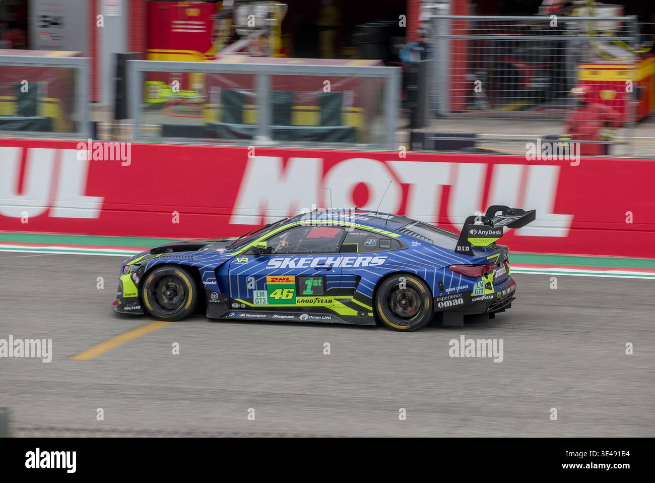 IMOLA, ITALIE : Valentino Rossi (ITA) au volant de la BMW M4 GT3 du Team 46 WRT sur la ligne droite principale pendant les 6 heures de la course Imola WEC 2025 Banque D'Images