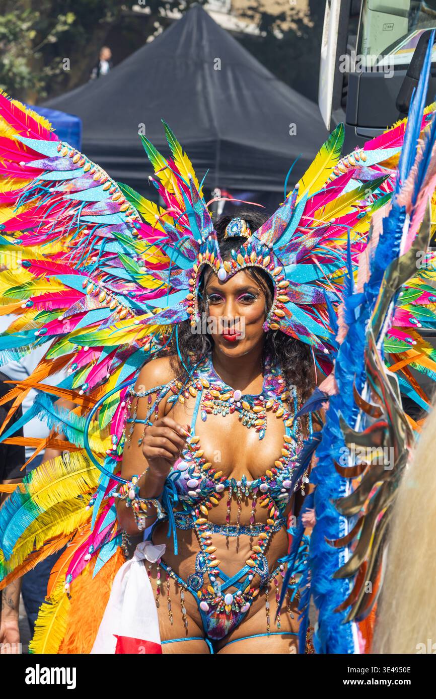 Mascarade dynamique au Carnaval de Notting Hill 2023. Londres, Royaume-Uni, 28 août 2023 Banque D'Images