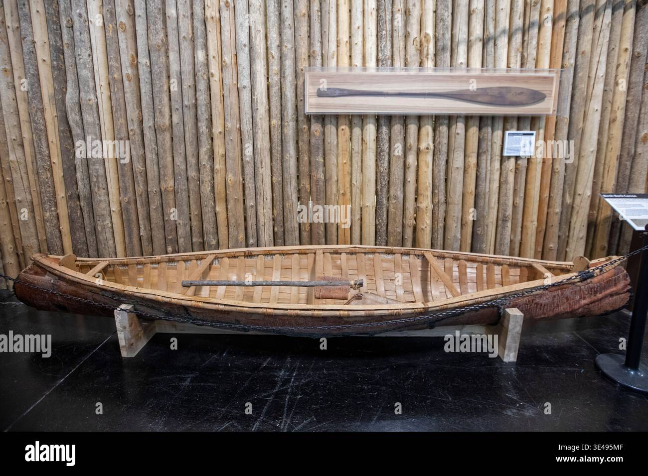 Monroe, Michigan - Un canot en écorce de bouleau au River raisin National Battlefield Park. Le parc commémore les principales batailles de la guerre de 1812. Le parc est Banque D'Images