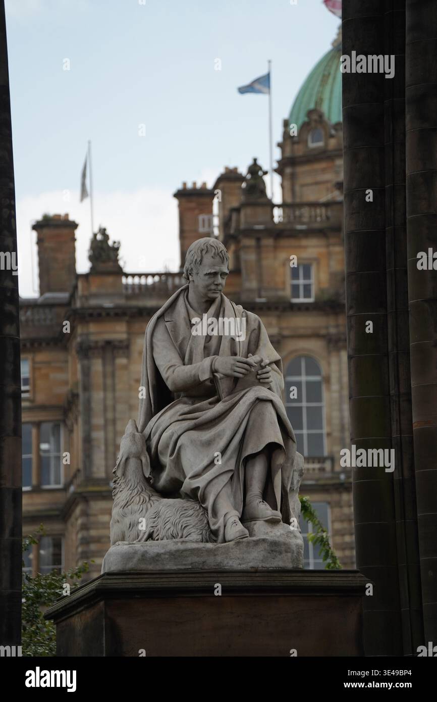 Statue colossale en marbre de Sir Walter Scott et de son chien Maida par Sir John Steell, située dans le monument gothique Scott à Édimbourg, en Écosse Banque D'Images