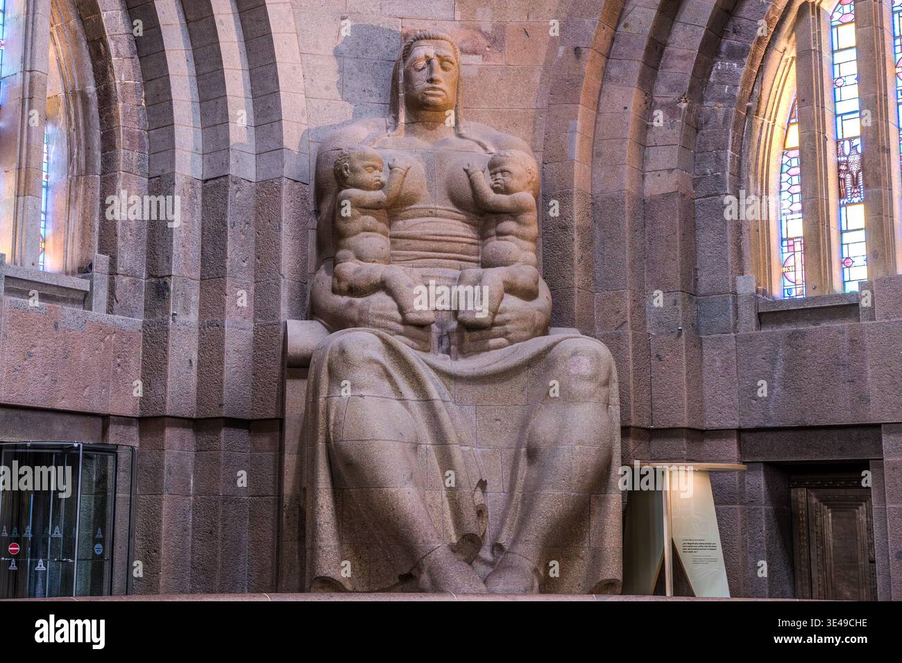 Crypte du Monument à la bataille des Nations : une figure de la mère de la Nation (Germanie) avec deux enfants à genoux, une sculpture en granit d'environ neuf mètres de haut ; vitraux des deux côtés. Leipzig, Saxe, Allemagne Banque D'Images