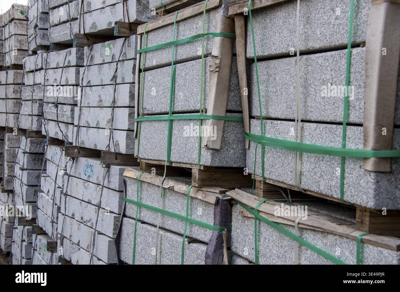 Pavage de dalles de pierre de granit empilées sur des palettes en bois pour les projets de construction Banque D'Images