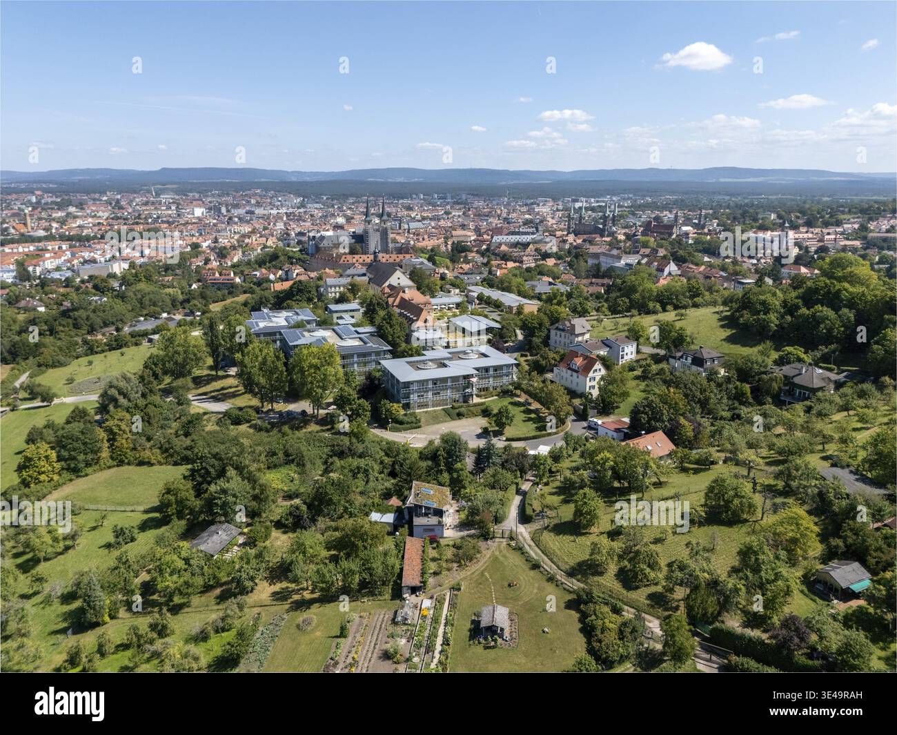 Vue aérienne panoramique montrant la ville de Bamberg avec ses bâtiments, ses espaces verts et le paysage environnant Banque D'Images