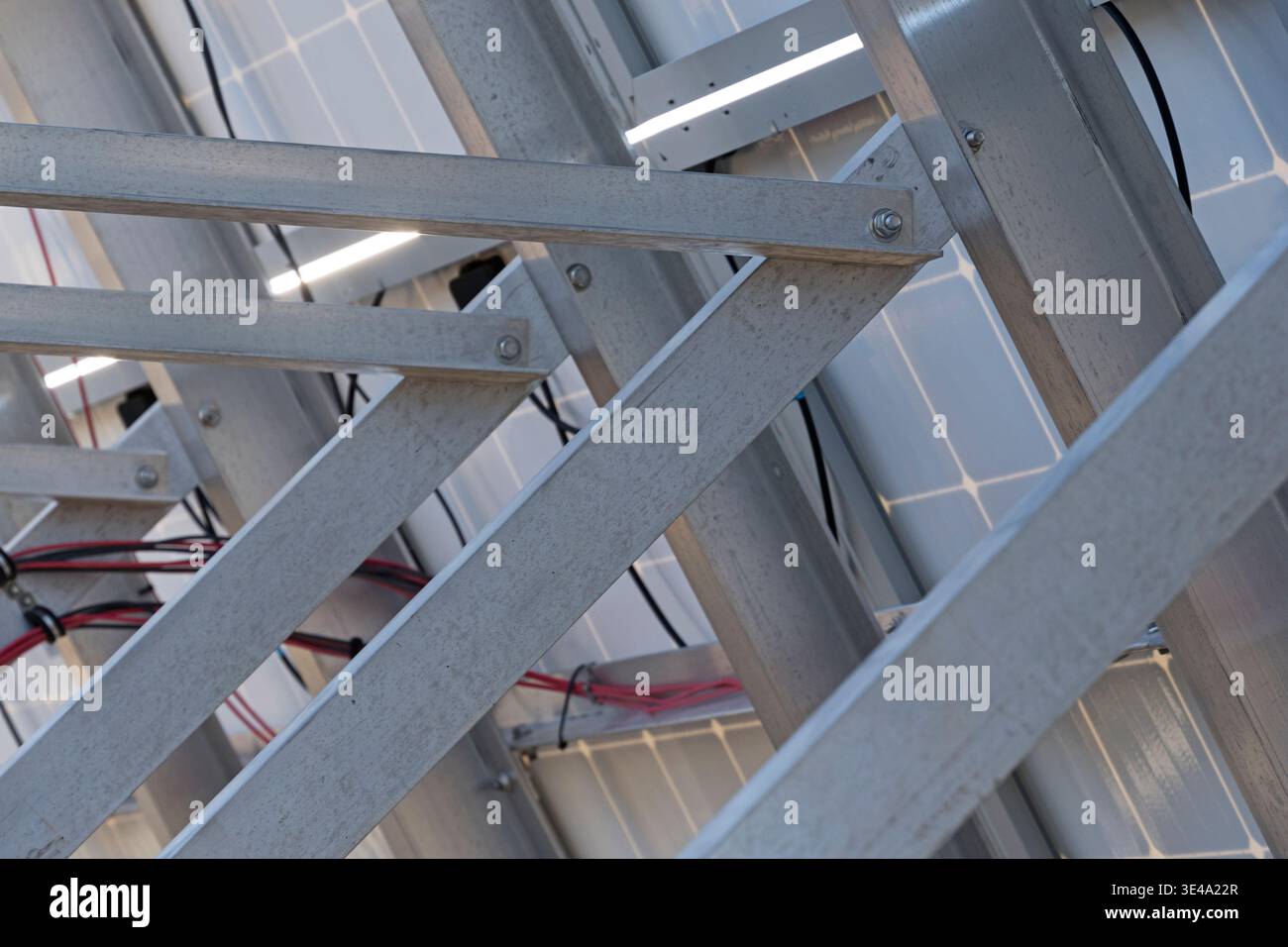 détail des supports de panneau solaire en aluminium à l'arrière d'un réseau photvoltaïque solaire Banque D'Images
