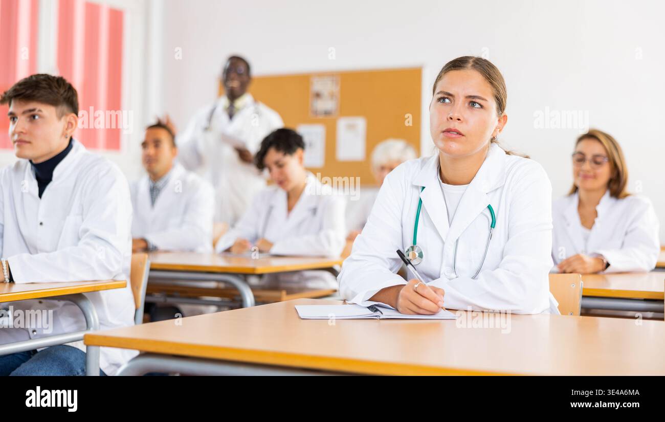Jeune étudiante en médecine à l'université Banque D'Images