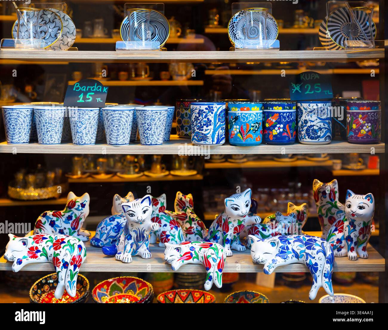 Céramique turque traditionnelle à vendre dans la boutique de souvenirs à Istanbul Banque D'Images