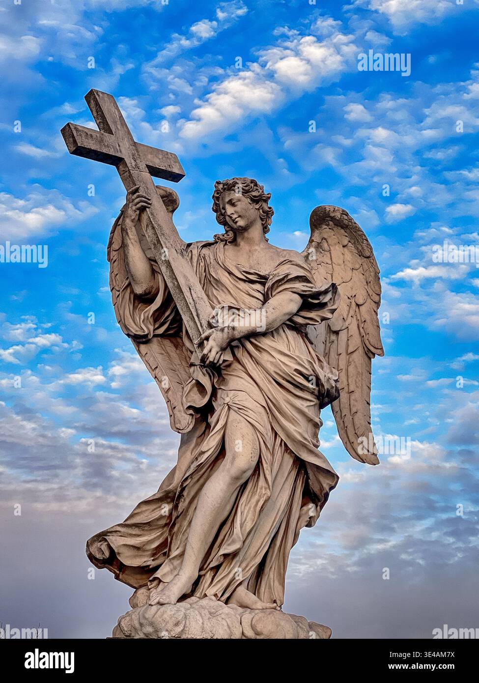 Sculpture décorative en pierre d'un ange portant une croix sur le Ponte di Vittorio Emanuele à Rome, Italie. Banque D'Images