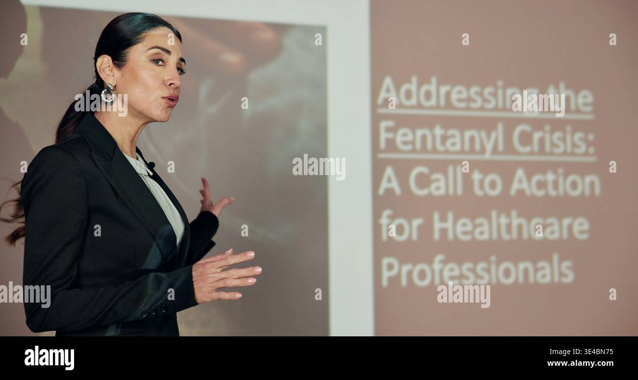 Femme, présentation et conférencier pour la crise avec addiction au fentanyl avec conseil d'administration pour un aperçu à la conférence. Personne, professionnel de santé et appel au Banque D'Images