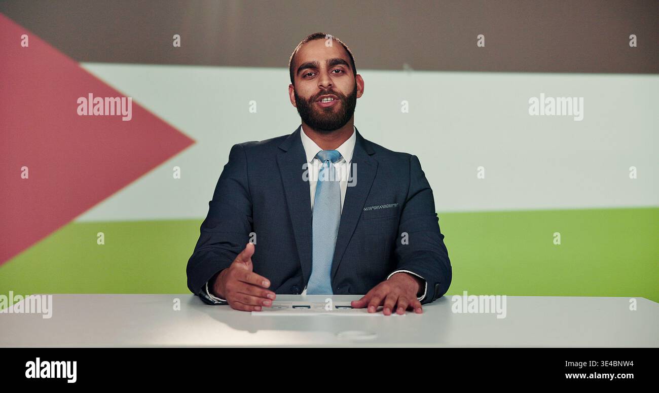 Homme, nouvelles et studio de télévision avec drapeau palestinien pour diffusion avec histoire de rupture, annonce ou mise à jour. Personne, présentateur ou hôte en portrait pour parler Banque D'Images