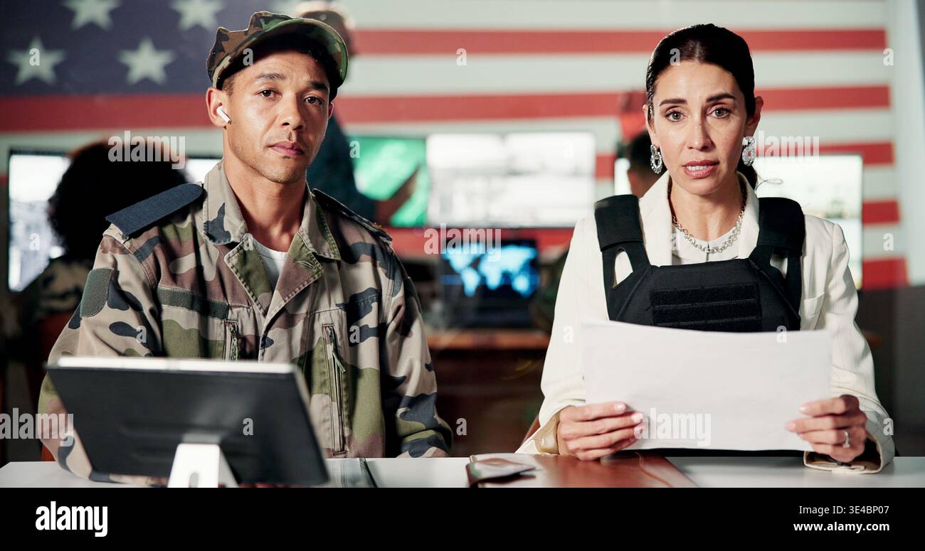Portrait, soldat et parler à l'émission de télévision avec journaliste, diffusion en direct et mise à jour de la guerre dans la salle de contrôle. Militaire, le peuple et le présentateur des médias avec Banque D'Images