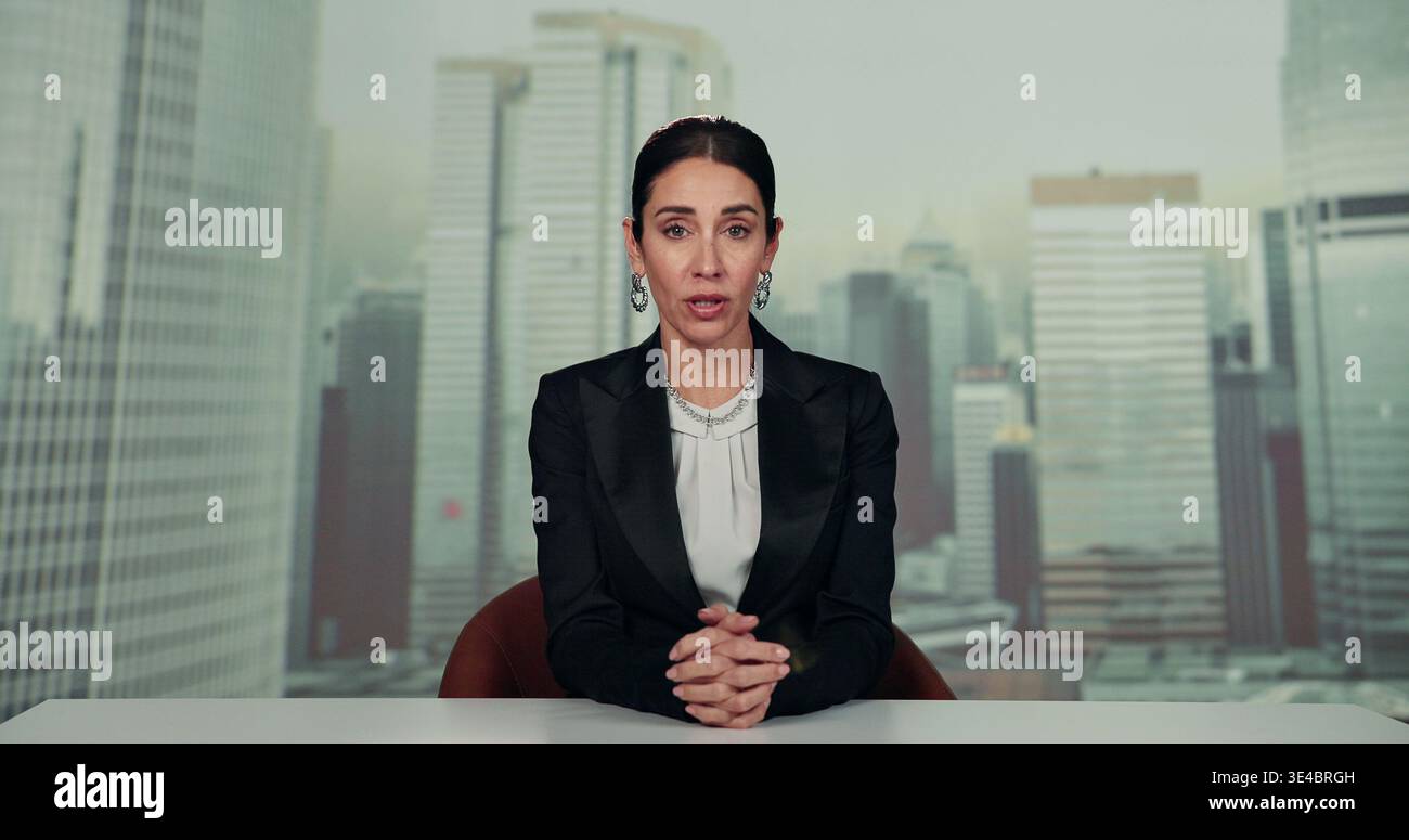 Femme, présentateur et studio de nouvelles avec parler pour diffusion avec conversation, annonce ou mise à jour. Personne, ancre et portrait avec production Banque D'Images