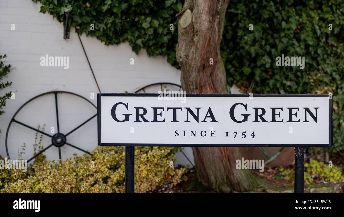 Panneau de rue de Gretna Green à Dumfries et Galloway, en Écosse, marquant le célèbre village écossais associé aux mariages et aux fugues. Banque D'Images