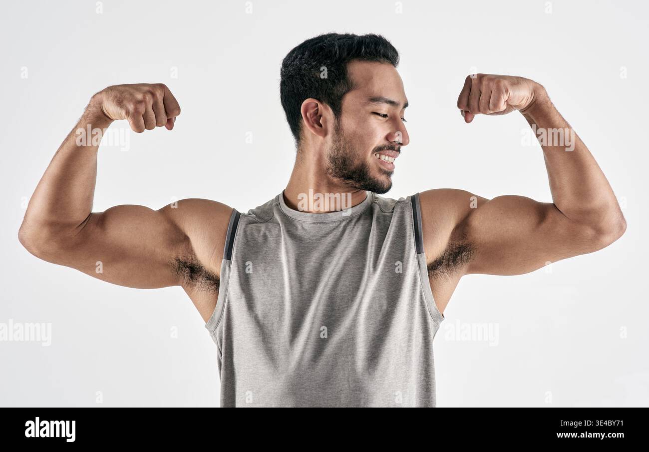 Fitness, homme et muscles fléchissants en studio pour la croissance du biceps, le progrès de l'exercice et l'amélioration de soi. Heureux, bodybuilder et bras forts sur blanc Banque D'Images