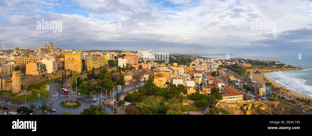 Une photographie panoramique cinématographique 65 :24 XPan de Tarragone capturée depuis un point de vue élevé en fin d'après-midi. La composition ultra-large extensible Banque D'Images