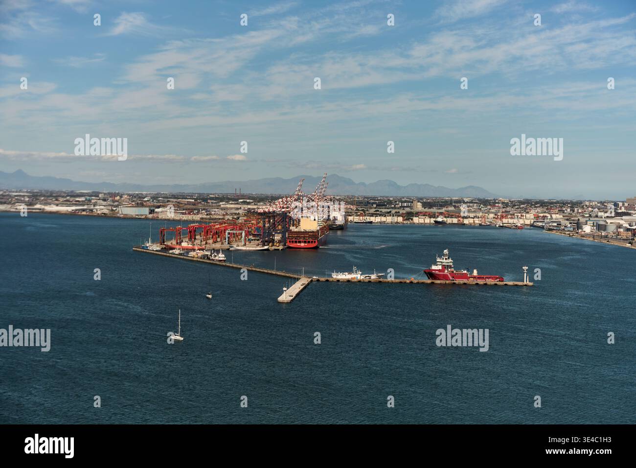 Grand cargo entrant dans la zone portuaire. Le navire navigue dans la zone du terminal maritime côtier Banque D'Images