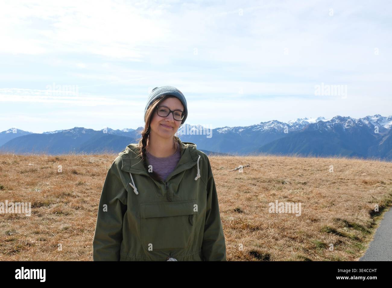 Femme souriante devant la vue panoramique de montagne dans le nord-ouest du Pacifique Banque D'Images