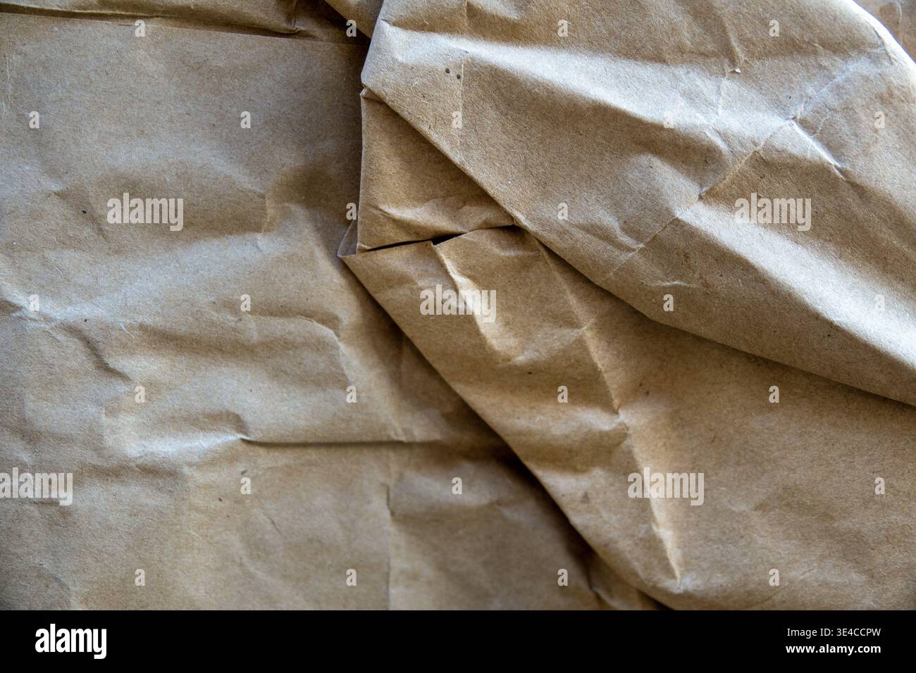 Papier froissé et froissé à texture rugueuse pour le fond et le recouvrement Banque D'Images