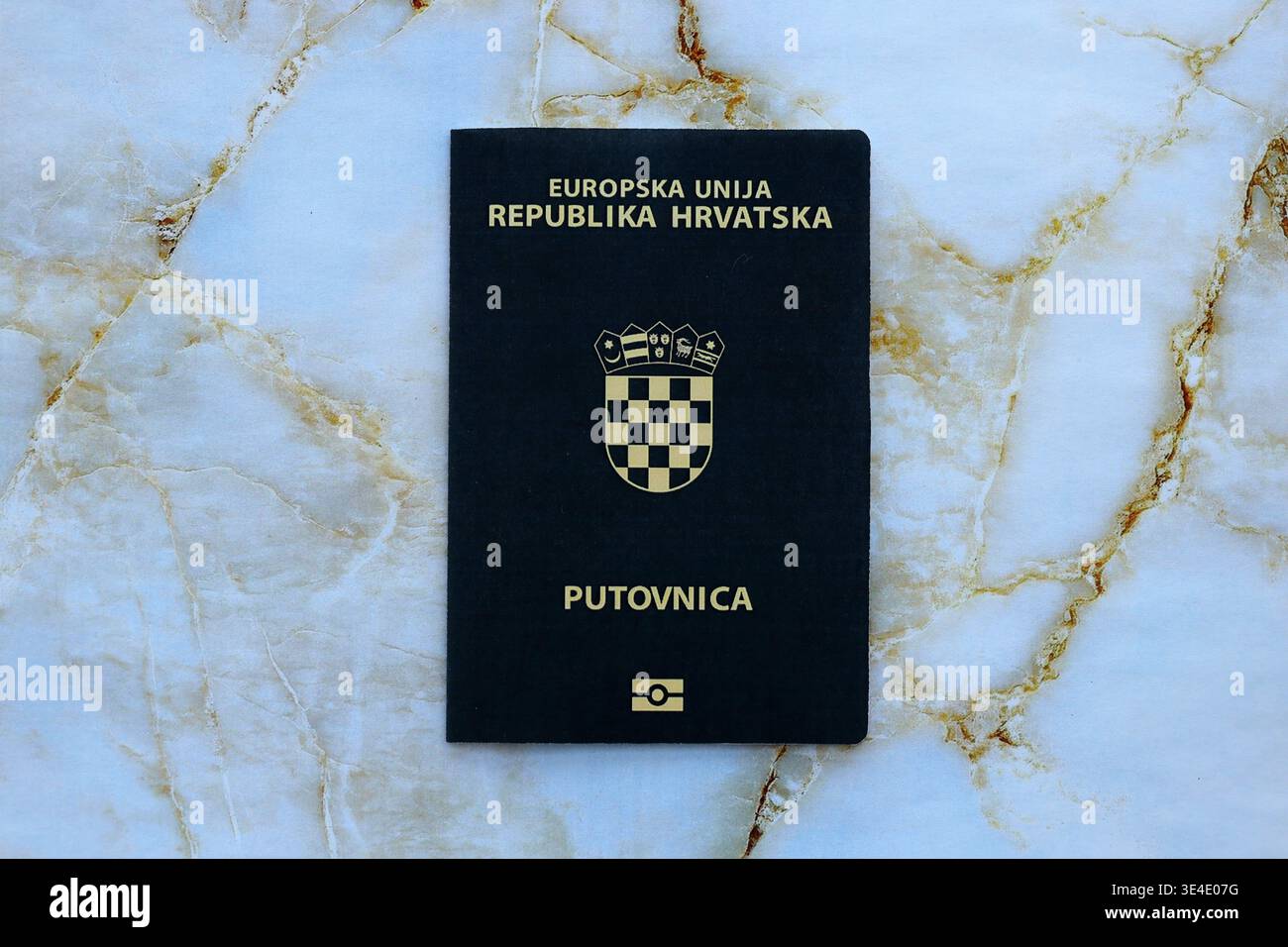 Passeport croate sur la table de près. Carnet officiel de documents d'identité pour les citoyens de Croatie. Concept de voyage et de tourisme en Croatie Banque D'Images