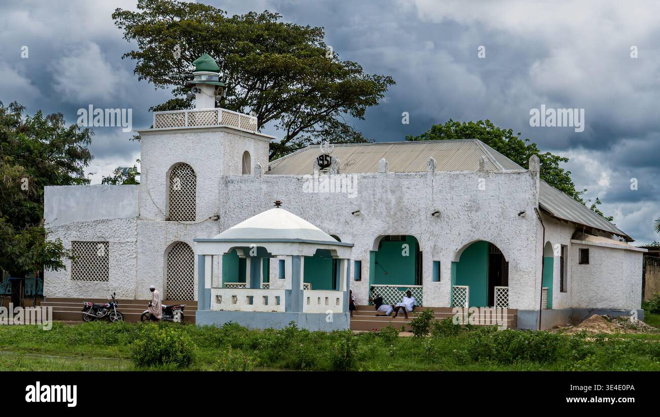 Une mosquée bien en vue dans le paysage, mettant en valeur l'architecture islamique et la présence culturelle dans l'environnement africain local. Banque D'Images