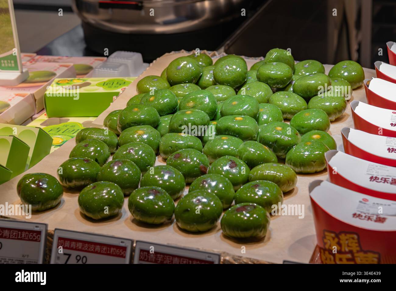 Pékin, Chine - mars 27 2026 : Qingtuan fraîchement préparé, boules de riz gluant vert doux enveloppées dans un film plastique dans un supermarché. Banque D'Images