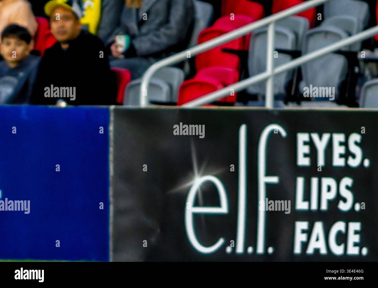Quelques fans au premier rang lors d'un match de football Banque D'Images