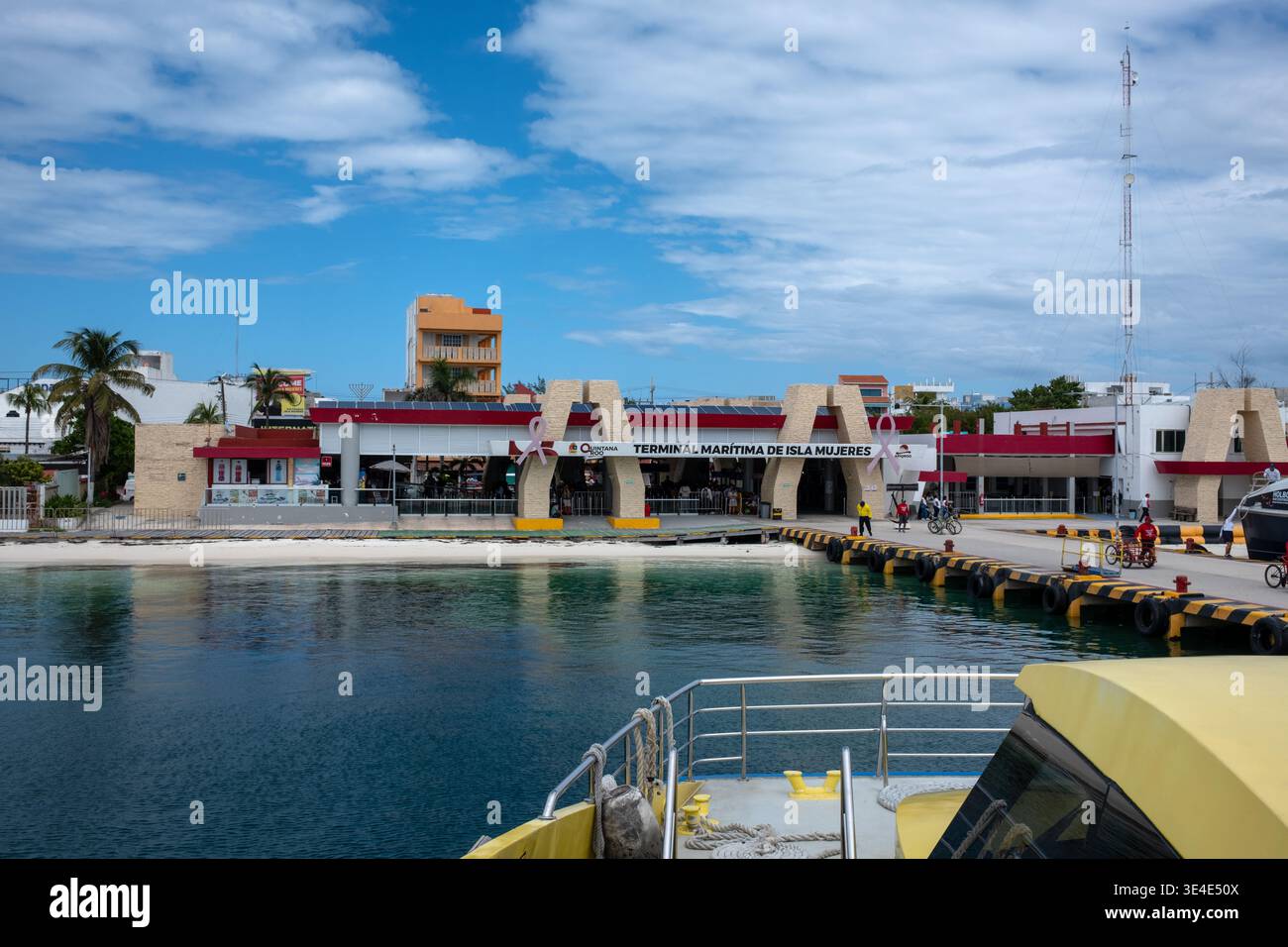 Ferry de Cancun arrivant à Isla Mujeres à Quintana Roo Mexique Banque D'Images